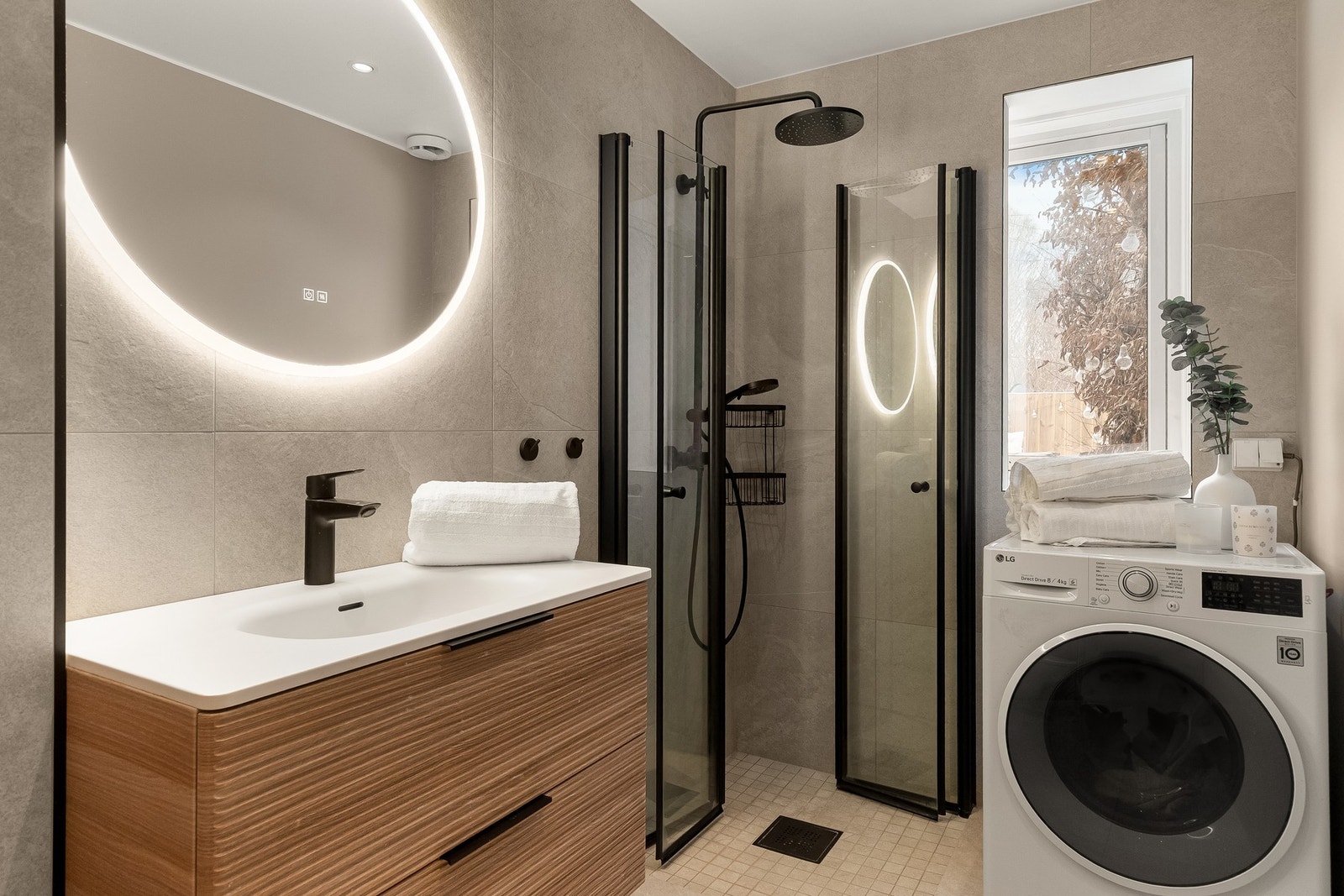 Downlights og fin belysning, samt smarte sammenleggbare dusjdører er noen få detaljer på dette lekre badet Galleribilde