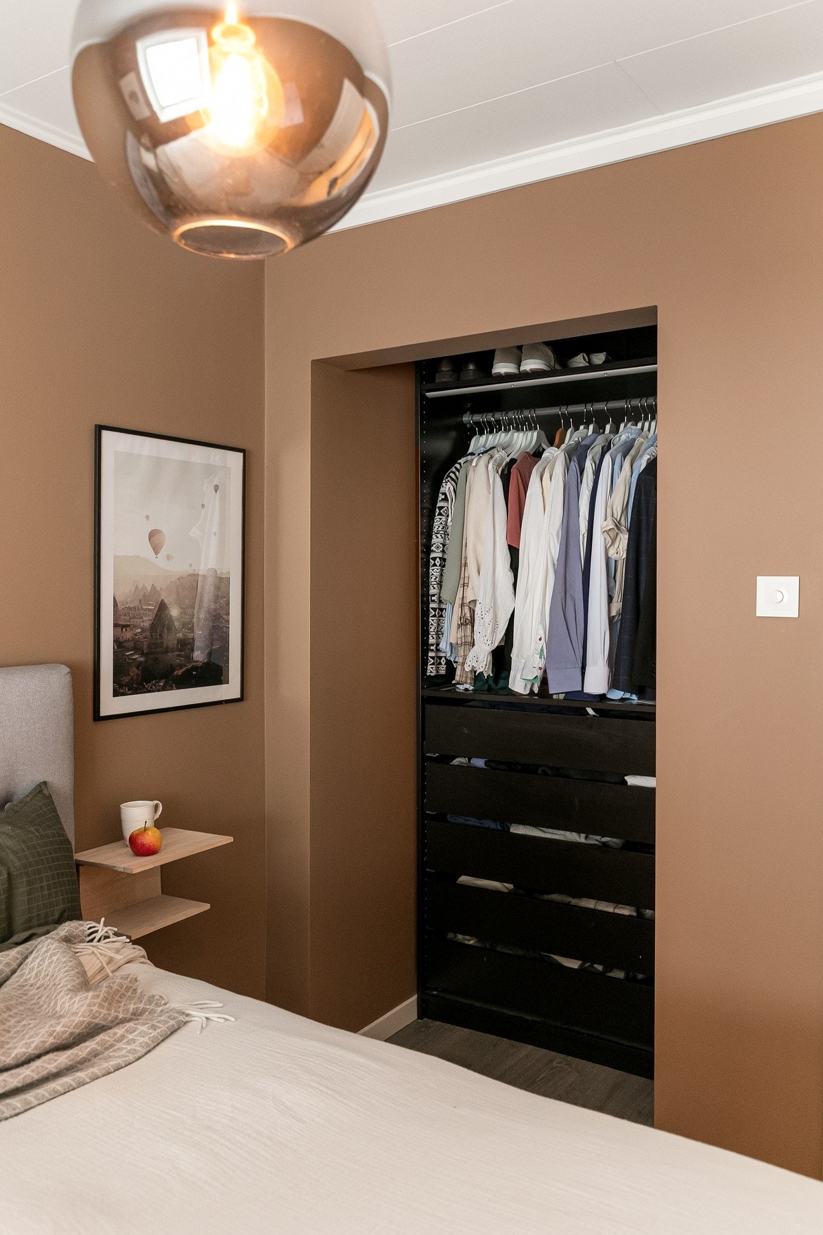 Fin garderobenissje med åpen garderobeløsning Galleribilde