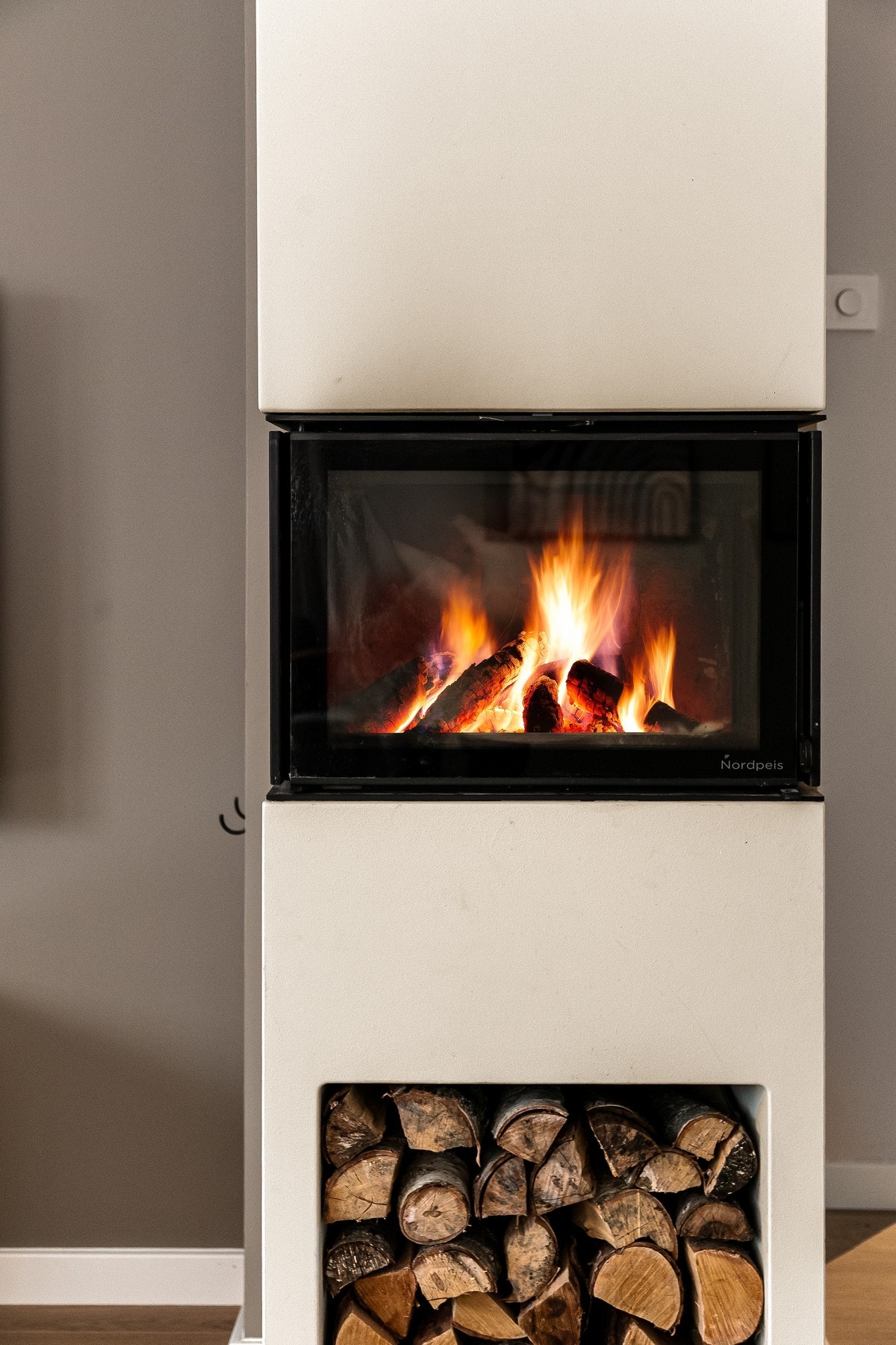 Peisovn fra 2020 bidrar til mye hygge og god varmeøkonomi sammen med en luft til luft varmepumpe Galleribilde