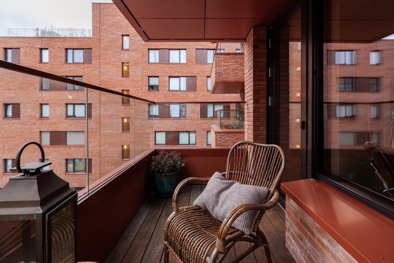 Balkongen har plass til en koselig sittegruppe. Galleribilde