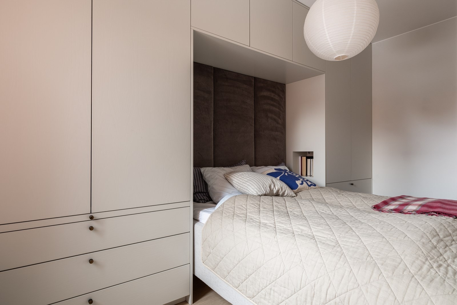 Et lys og behagelig soverom med smarte løsninger. Galleribilde