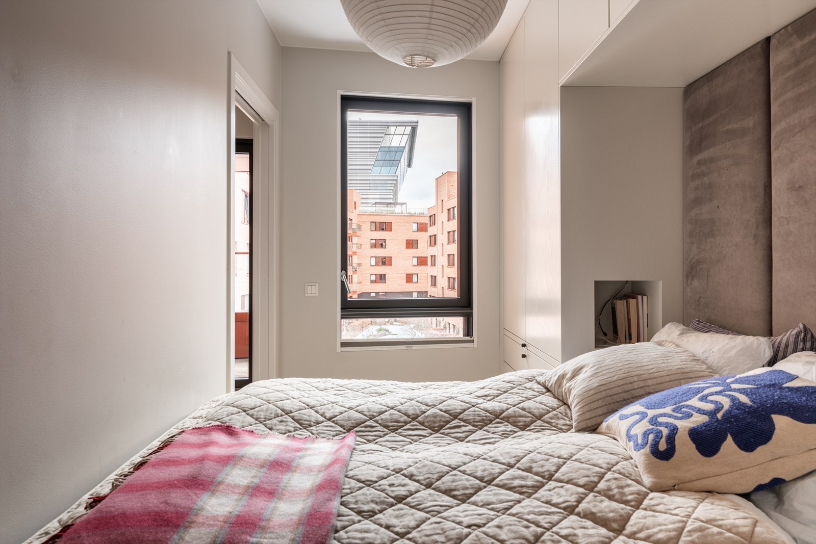 Her er det plass til dobbeltseng og god oppbevaringsplass i tilhørende skap. Galleribilde