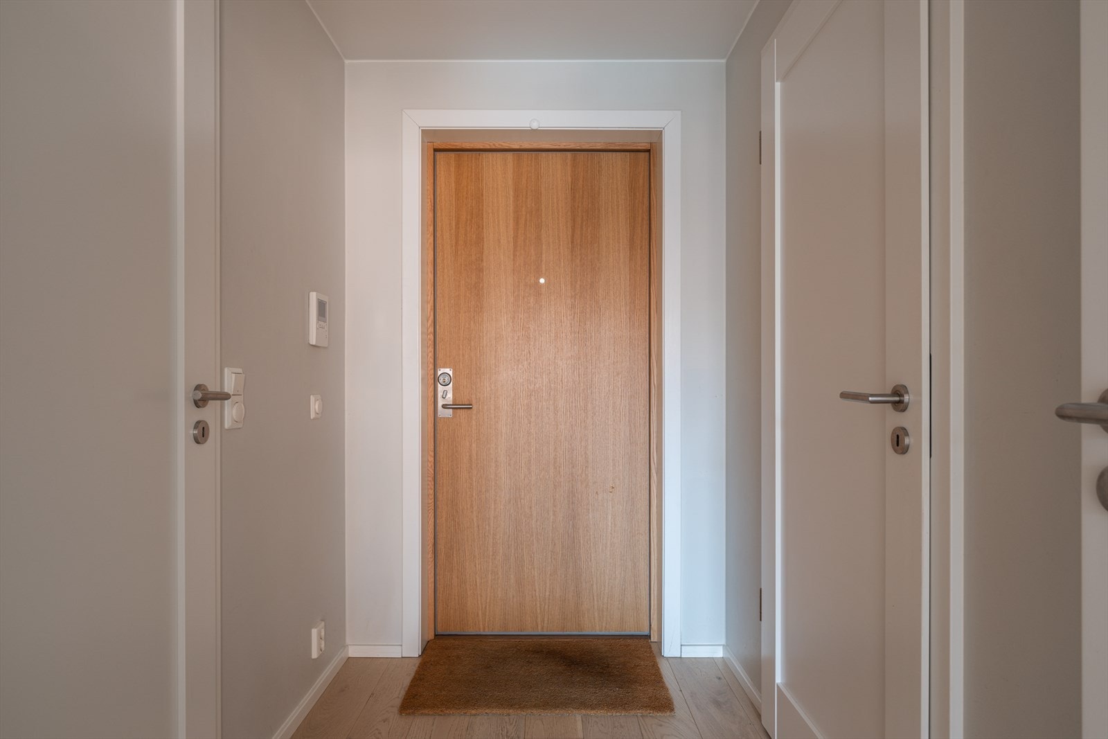 Lys og innbydende gang med tilgang til innvendig bod. Galleribilde