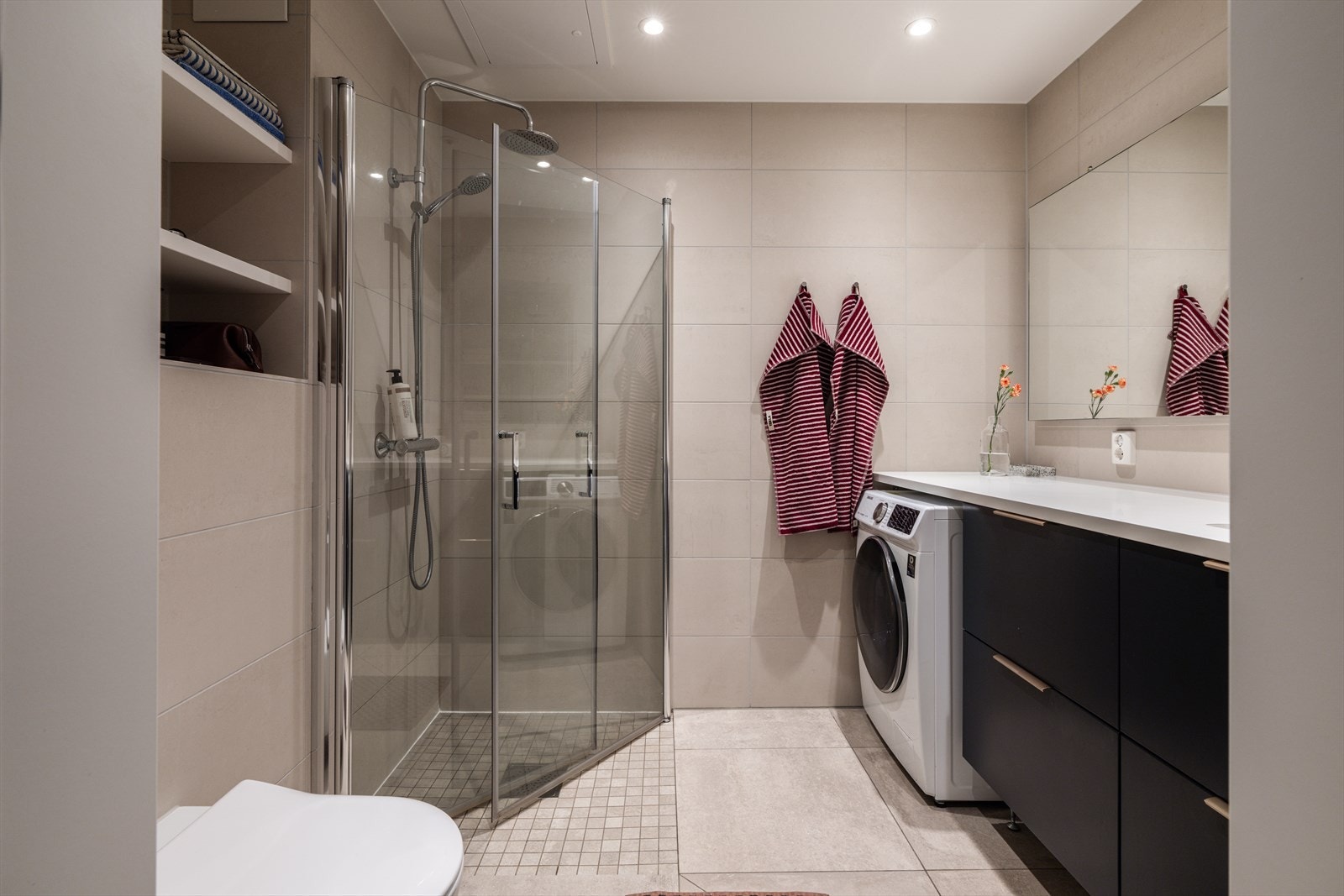 Lekkert flislagt bad med varmekabler i gulv. Galleribilde