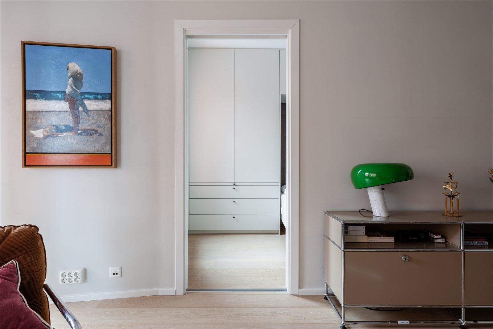 Praktisk tilgang til soverommet via skyvedører. Galleribilde