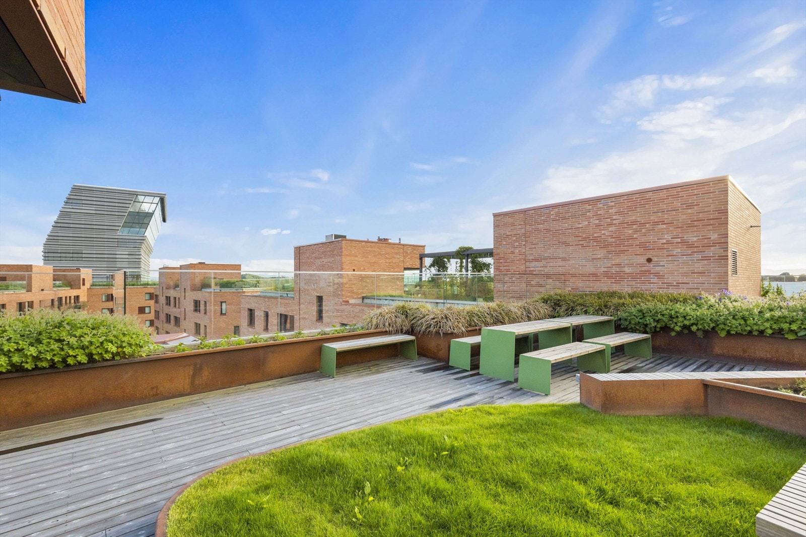 Nydelig felles takterrasse som byr på gode solforhold og hyggelige fellesareal til glede for beboerne Galleribilde