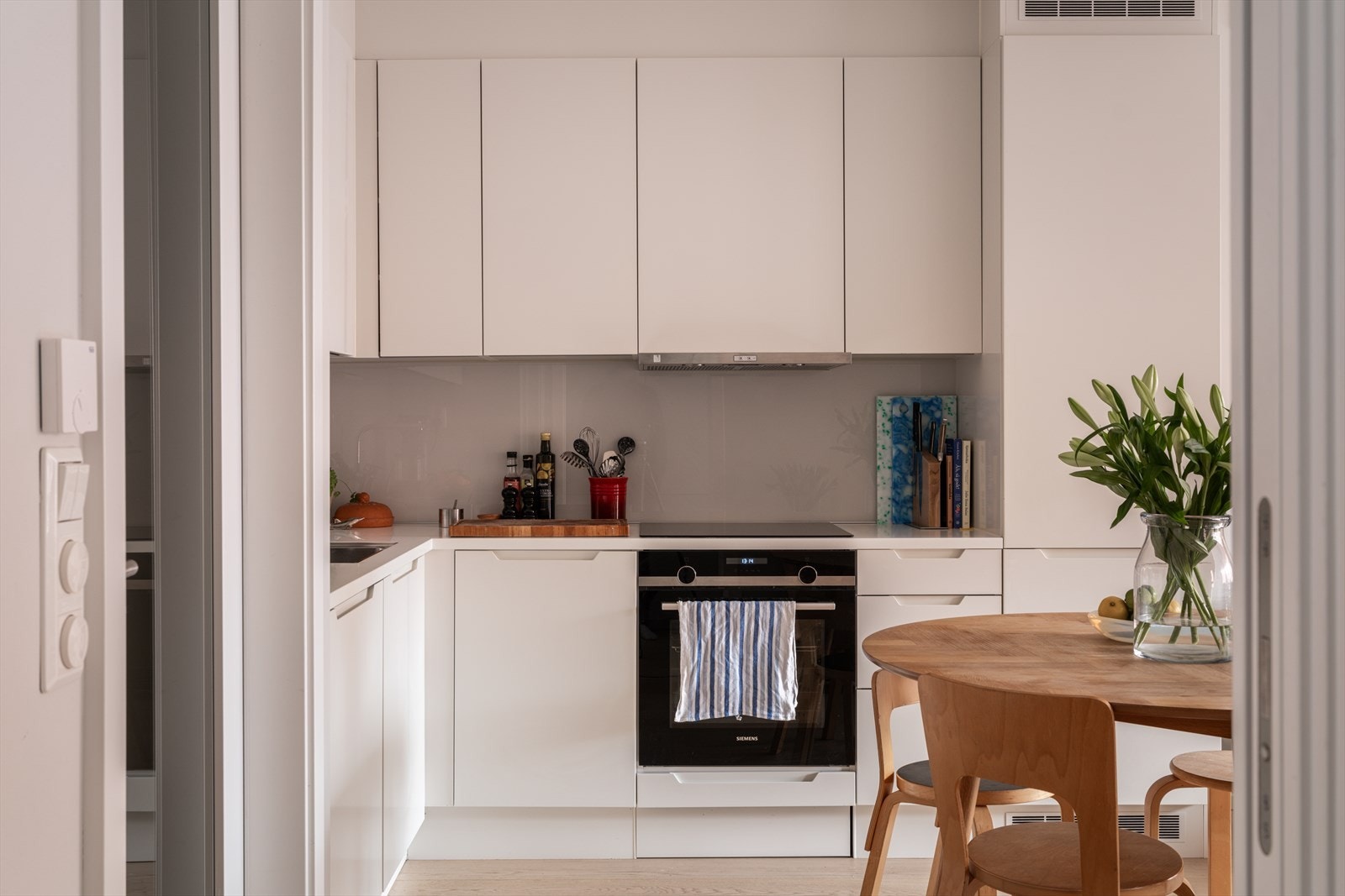 Moderne HTH kjøkken med integrerte hvitevarer. Galleribilde