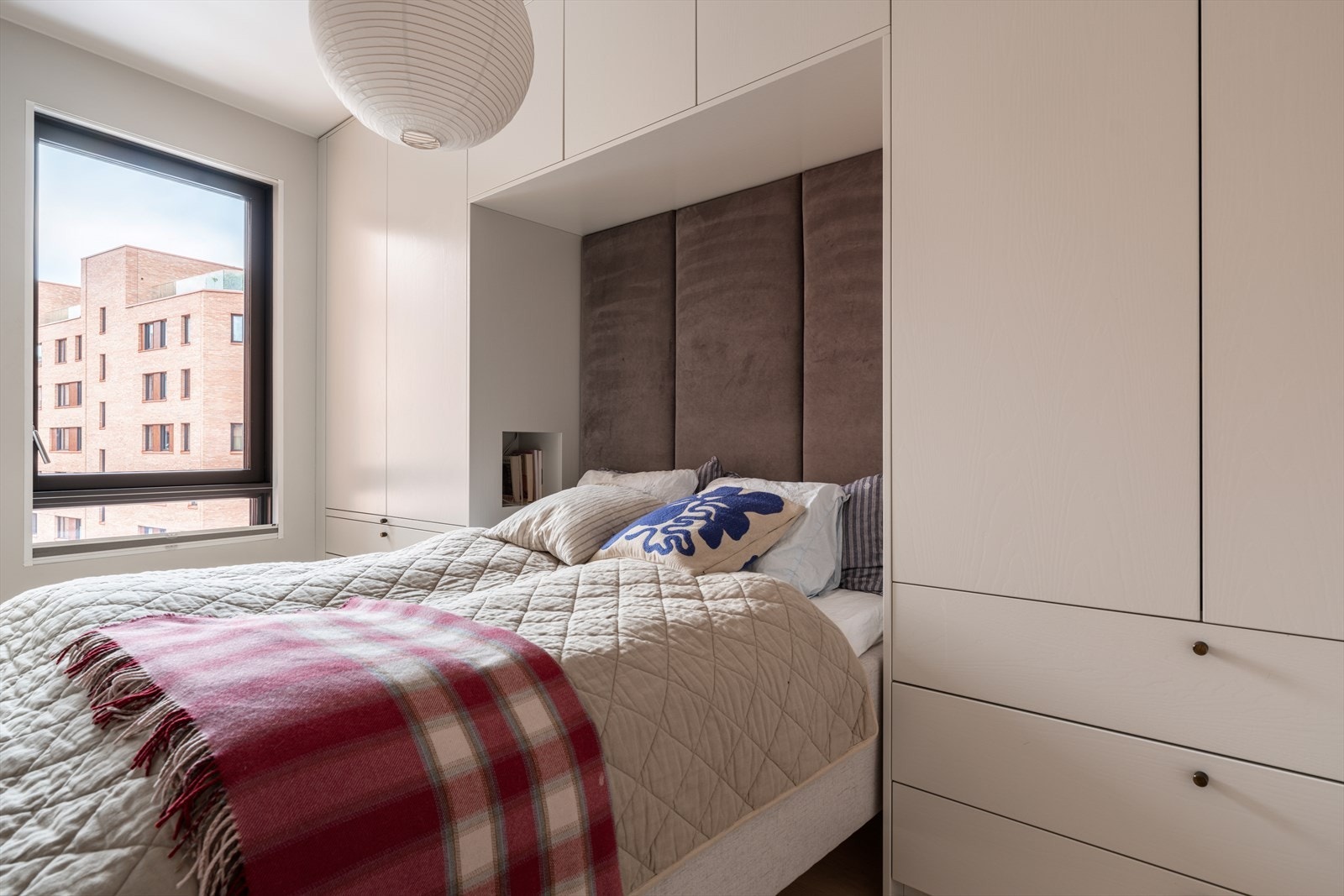 Flott soverom med plassbygget garderobeskap. Galleribilde