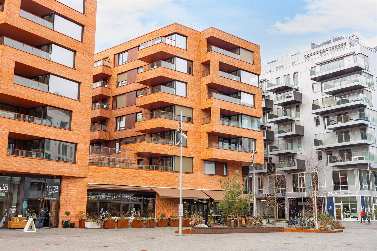 Her har du flere spisesteder, cafeer og spennende butikker rett utenfor døra Galleribilde