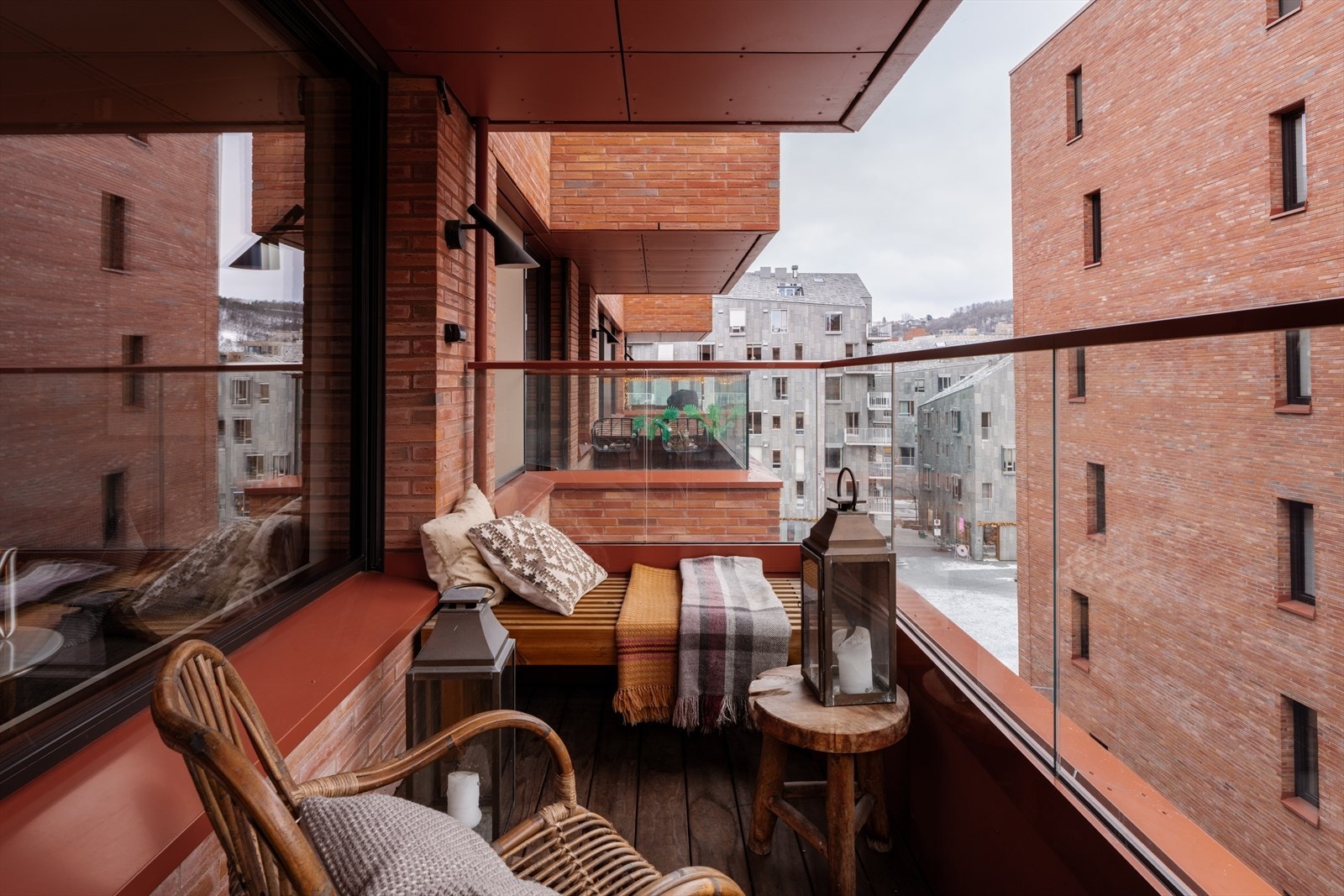 Koselig balkong på 5 kvm med plass til utemøblement. Galleribilde