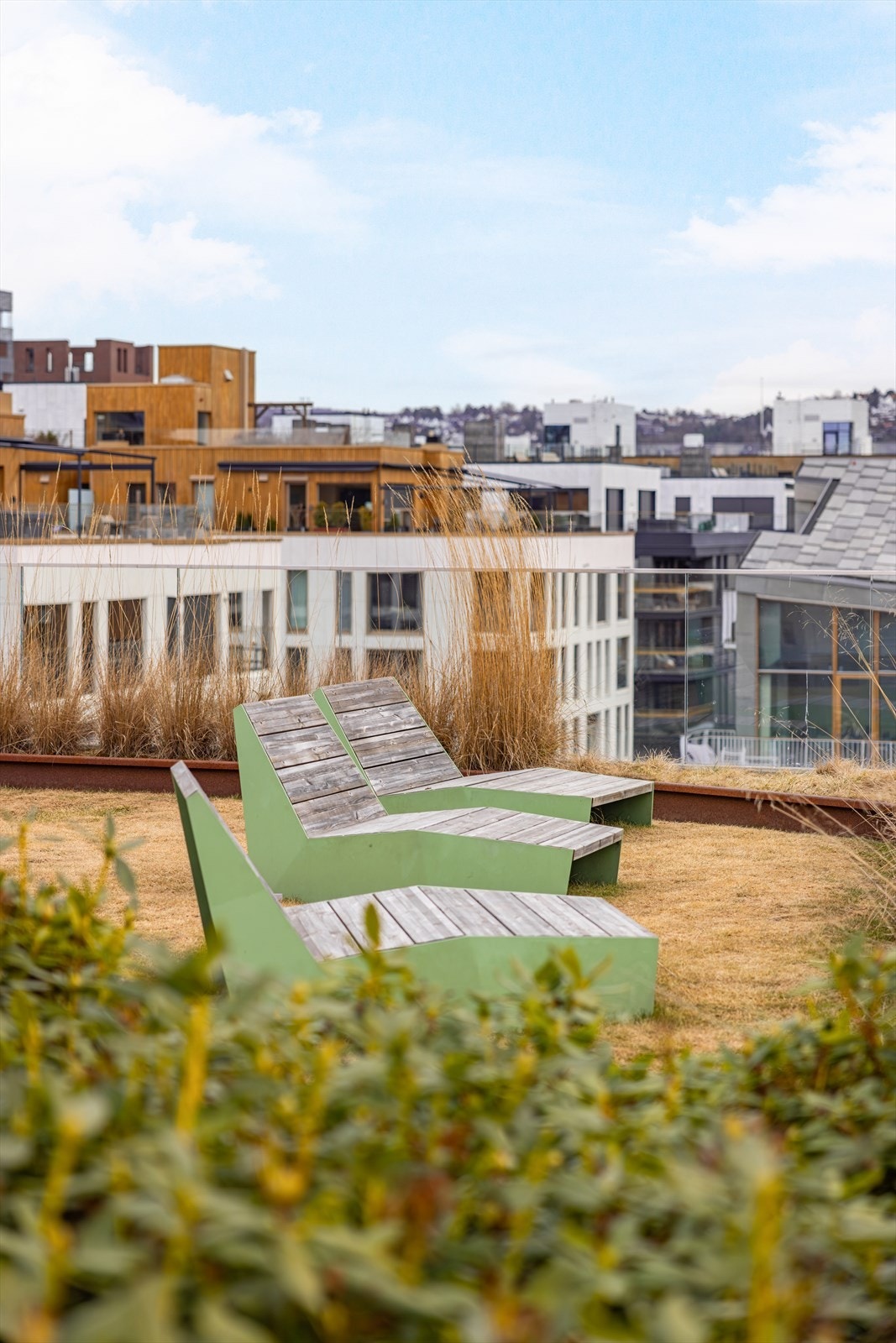 Det er flere soner for avslapning på takterrassen Galleribilde