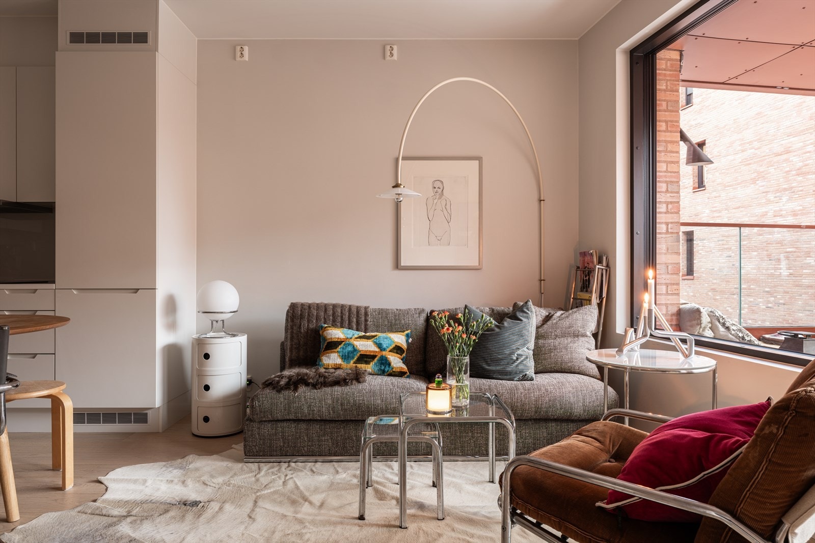 Den åpne løsningen mot stuen gjør kjøkkenet til et sosialt og trivelig samlingspunkt. Galleribilde