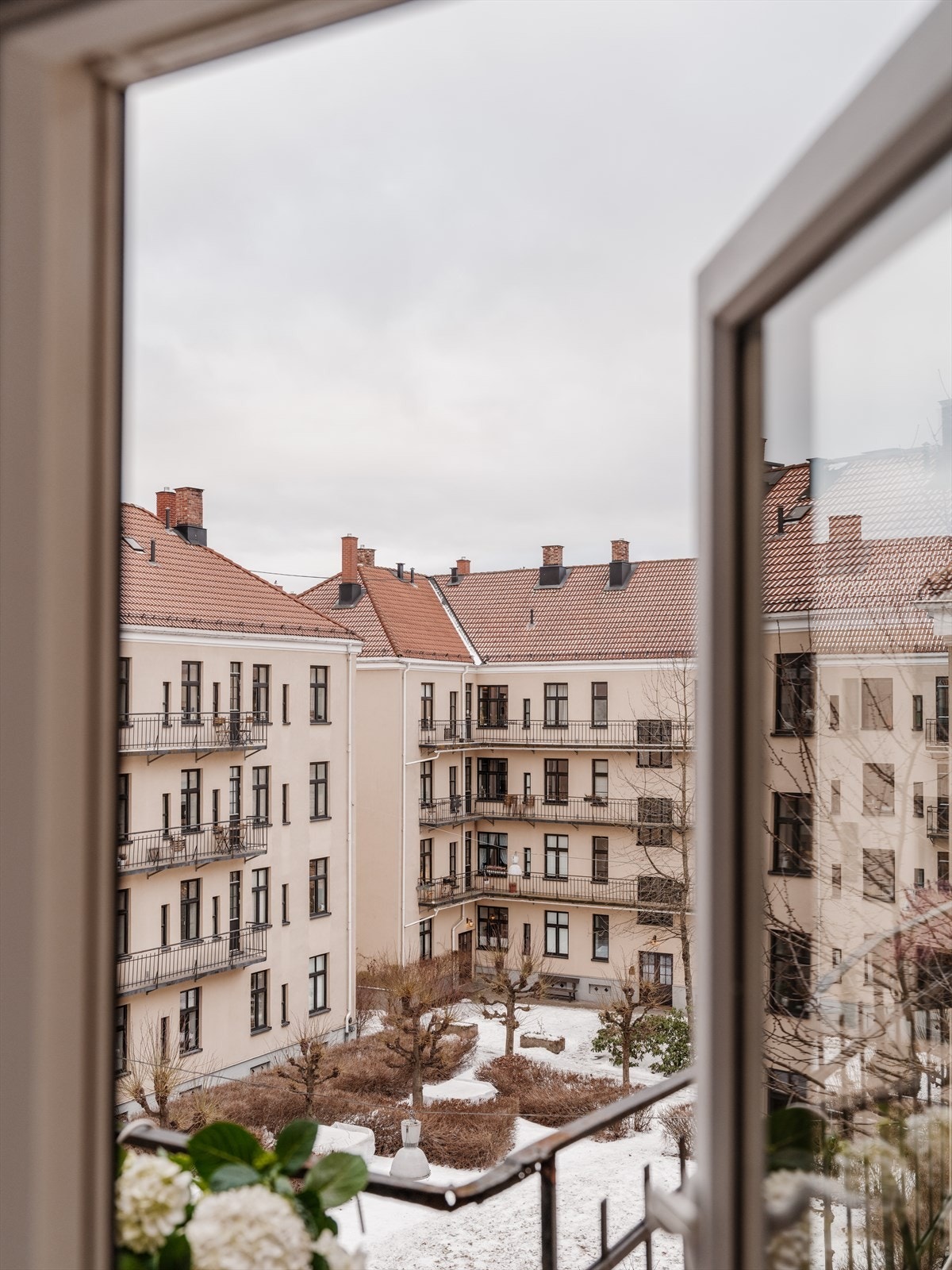 Flott utsikt mot den herlige bakgården Galleribilde