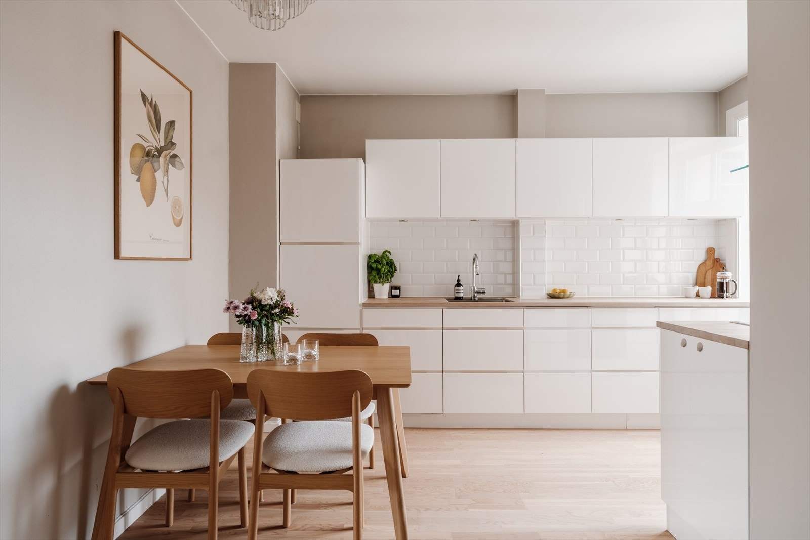 Det er god plass til spisebord, som kan både settes på langs og slik det står i dag Galleribilde