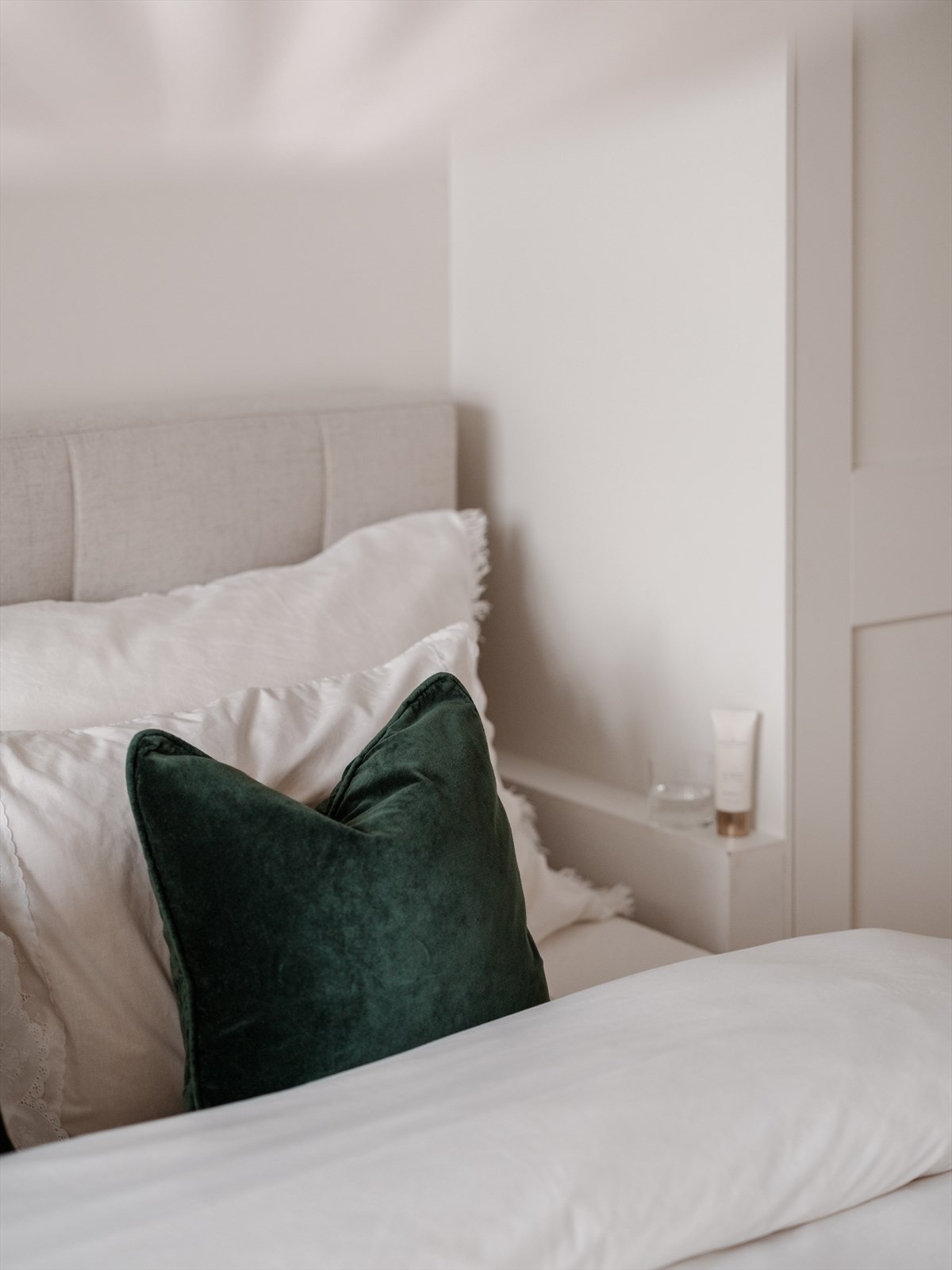 Smart nattbordsløsning på siden av garderobeskapene Galleribilde