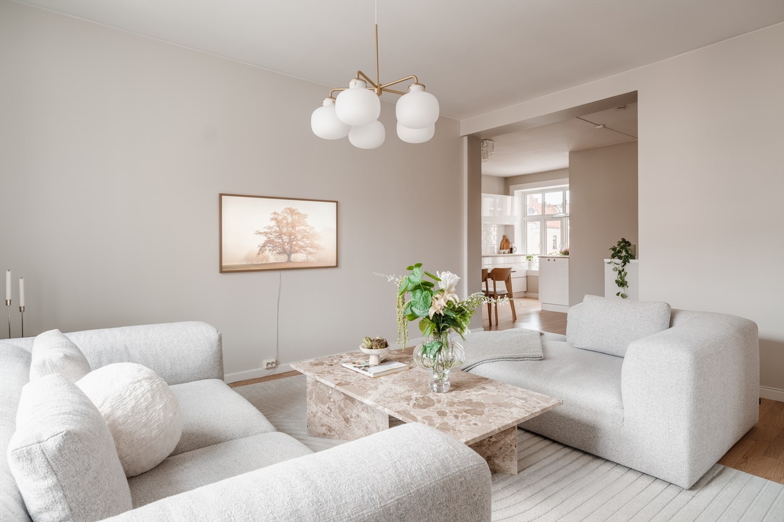 Det er god takhøyde, som underbygger den gode romfølelsen Galleribilde