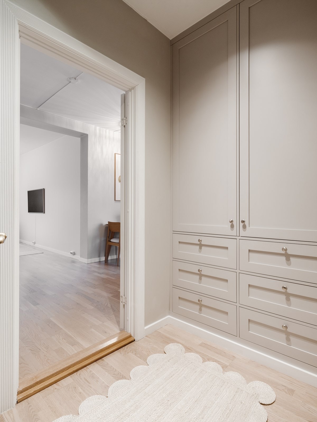 Dette er virkelig en gjennomført leilighet med en rekke skreddersydde løsninger Galleribilde