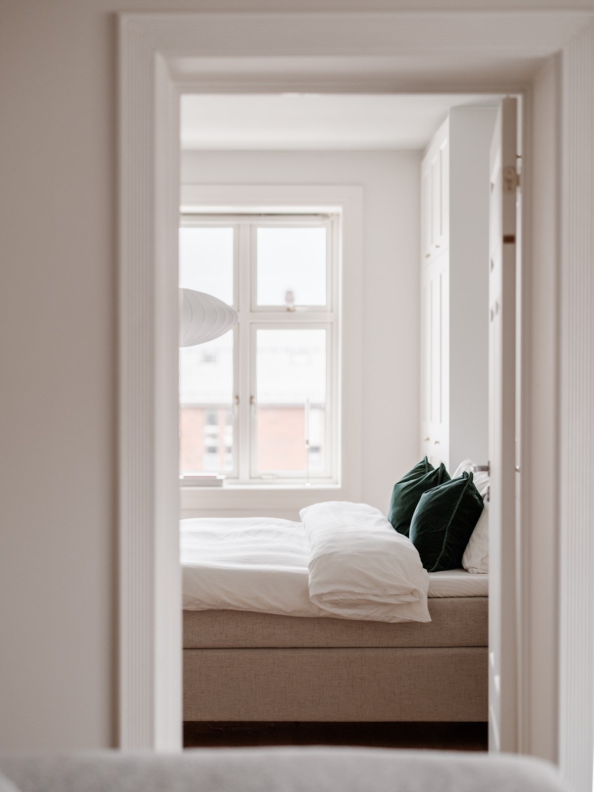 Fra stuen har du adkomst til begge soverommene Galleribilde