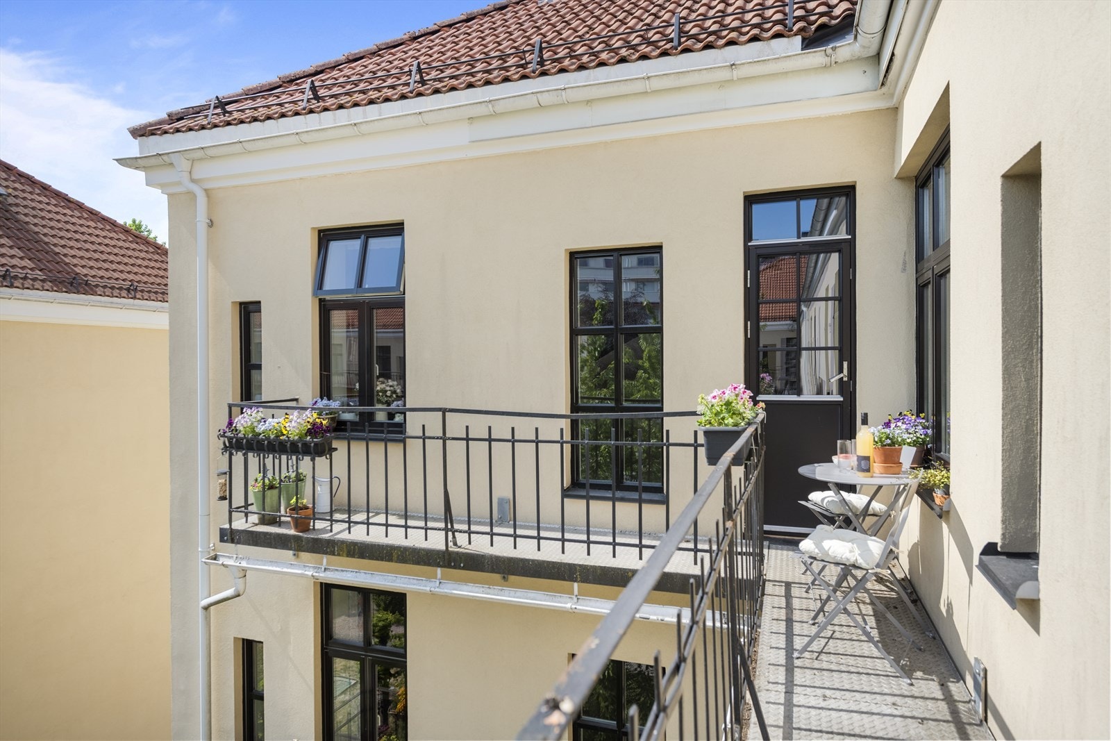 Her har man plass til et hyggelig kafésett Galleribilde