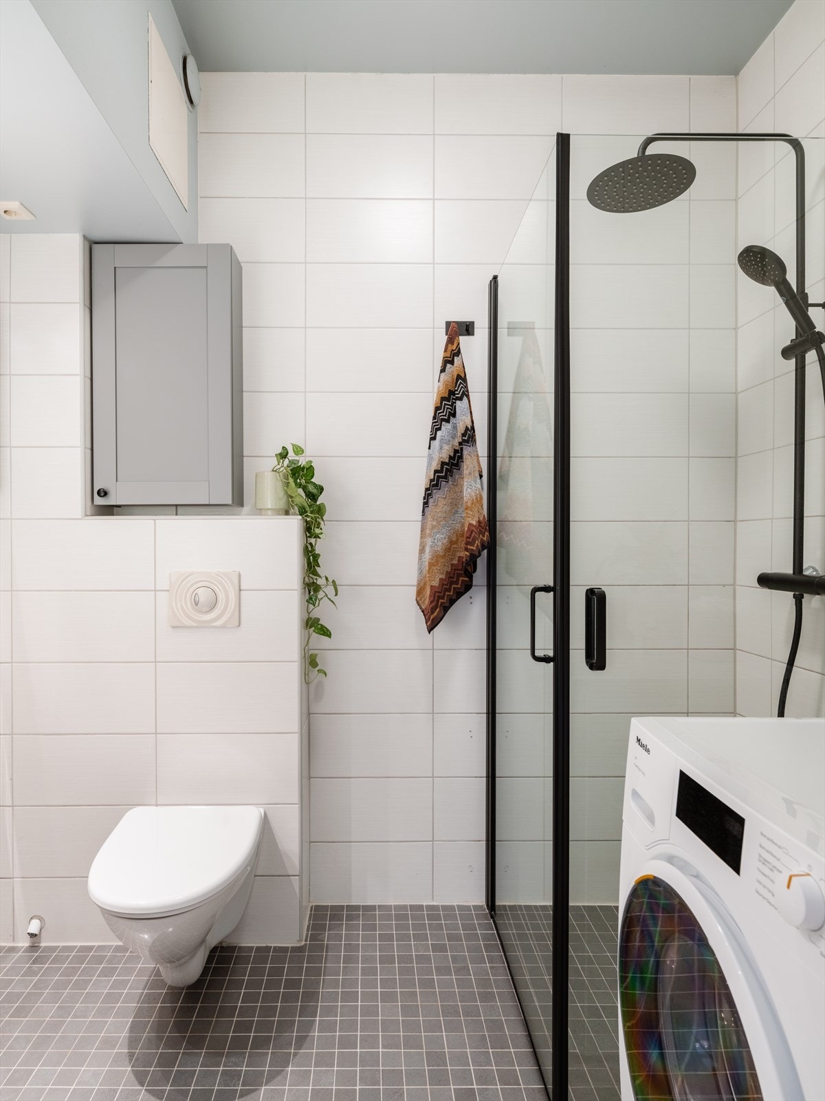 Badet er utstyrt med opplegg for vaskemaskin og elektriske varmekabler i gulvet Galleribilde