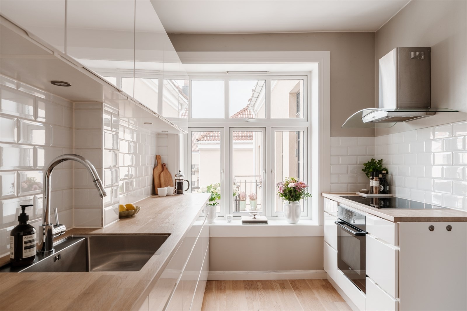 Leiligheten har en smart planløsning som gir godt med gjennomgående lys Galleribilde