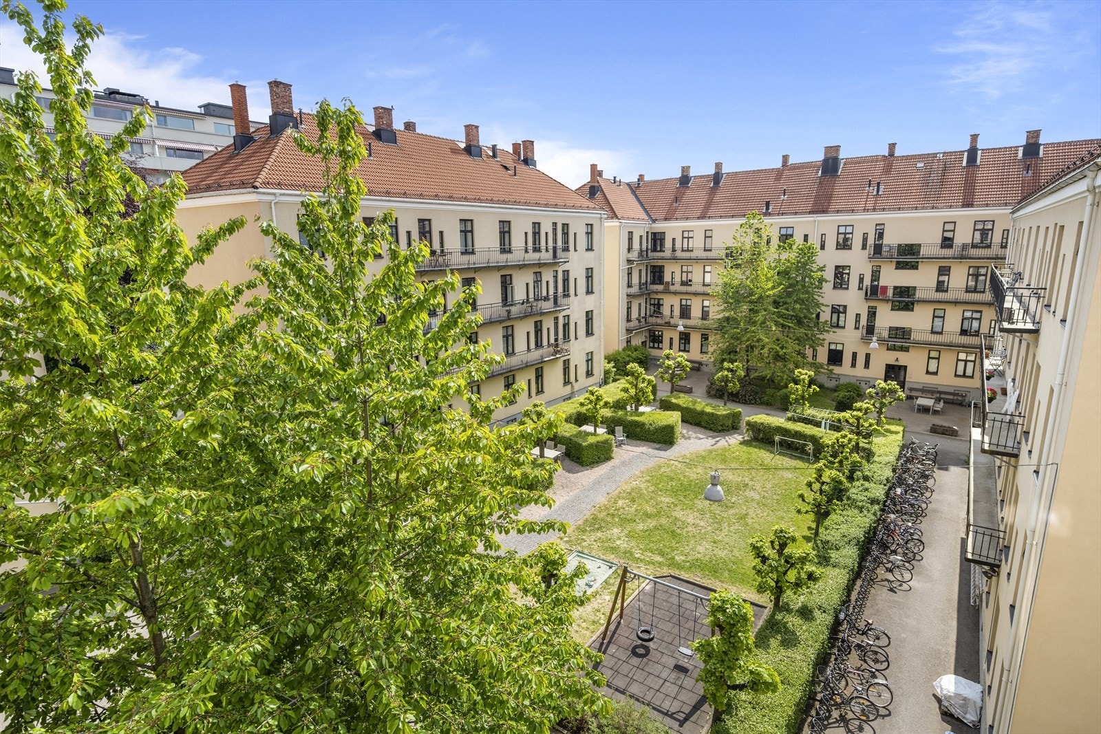 En nydelig 3-roms leilighet med flott bakgård (Sommerfoto av Martine Eren Jacobsen v/Isnitt) Galleribilde