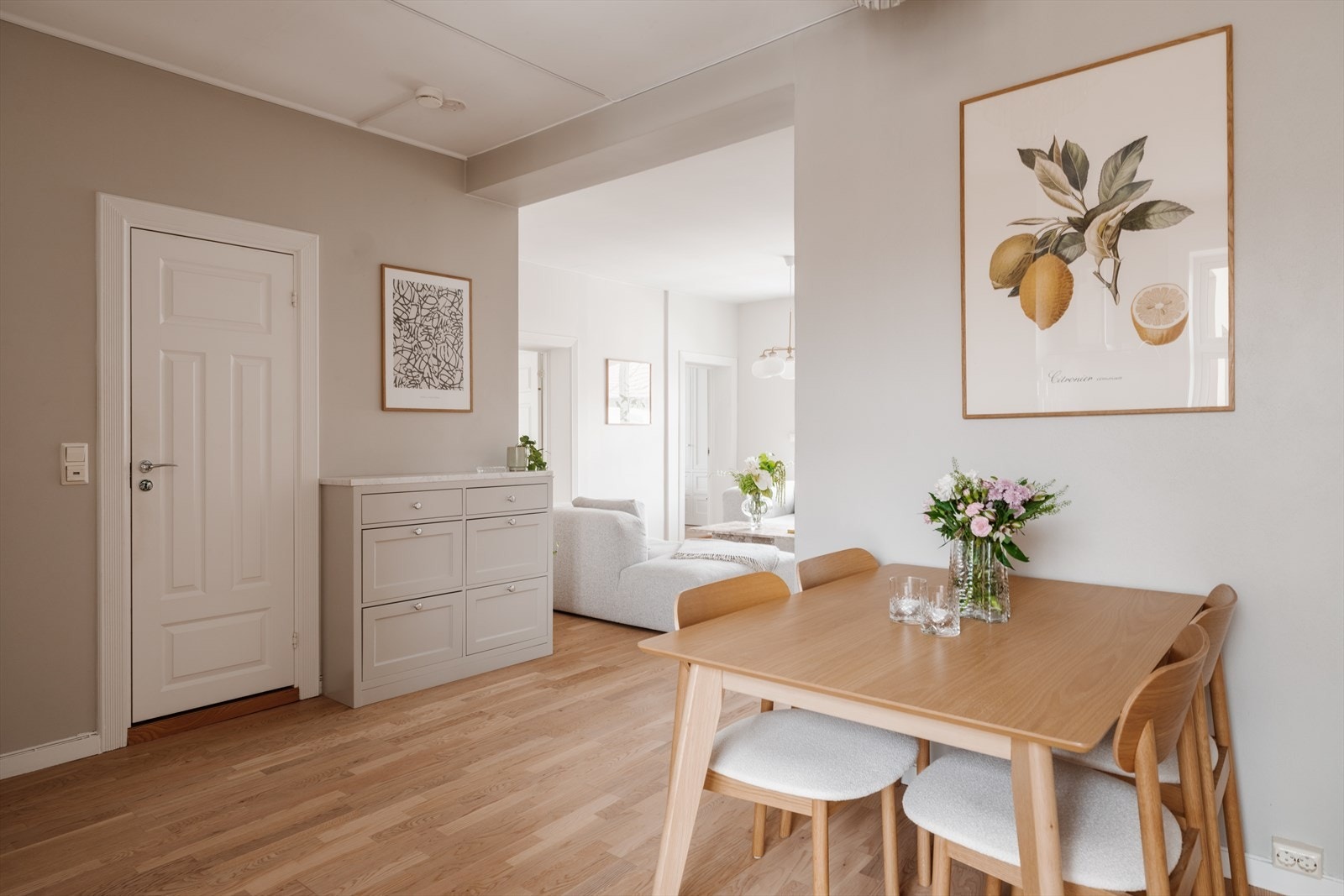 Plassbygd kommode med marmortopp skiller kjøkken og stue fra hverandre Galleribilde