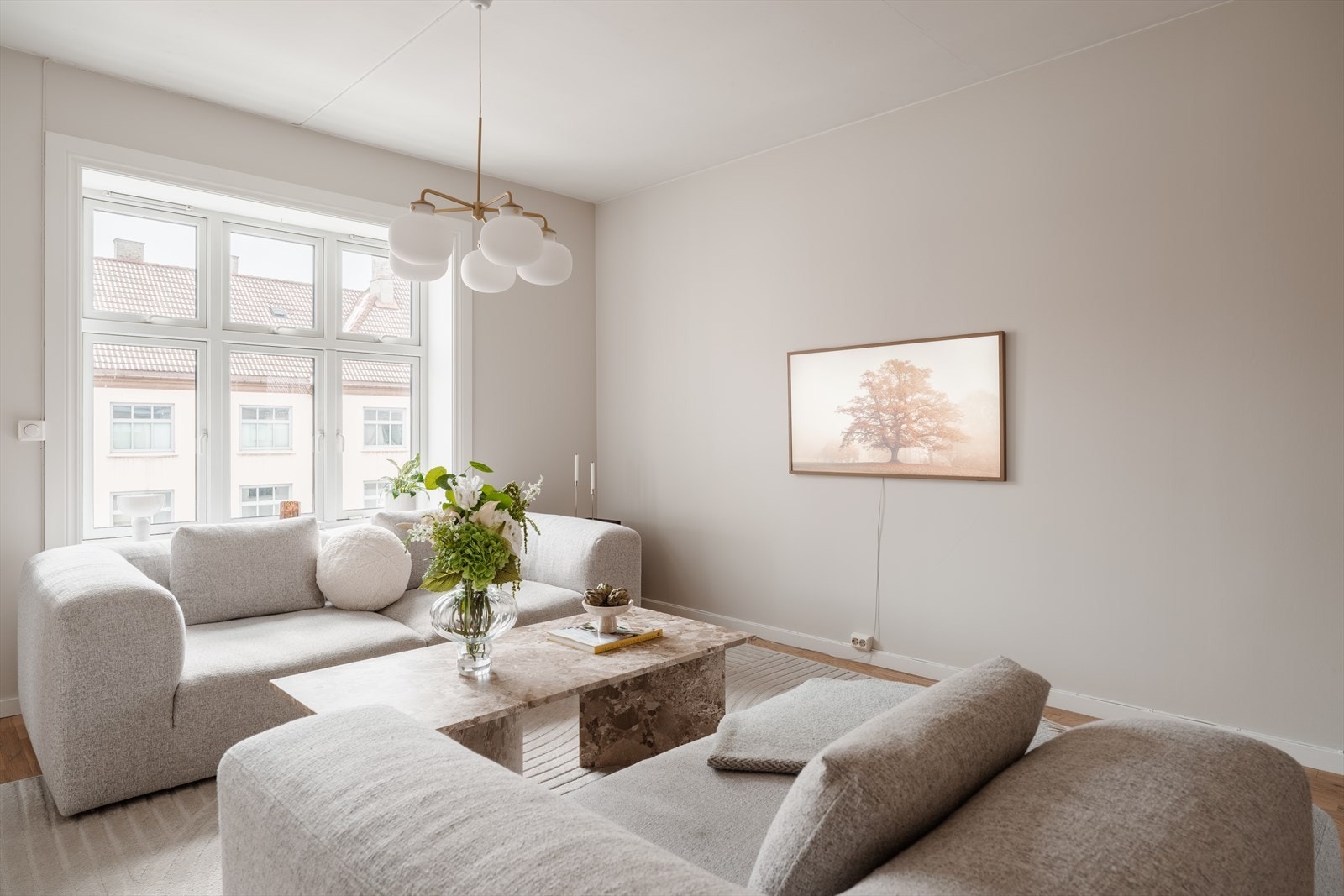 Nydelig stue med god plass til sofamøblement Galleribilde