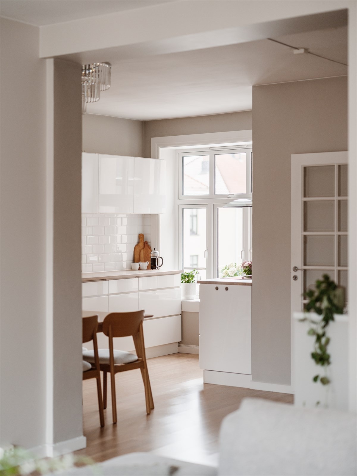 Kjøkkenet ligger i en delvis åpen løsning med stuen Galleribilde