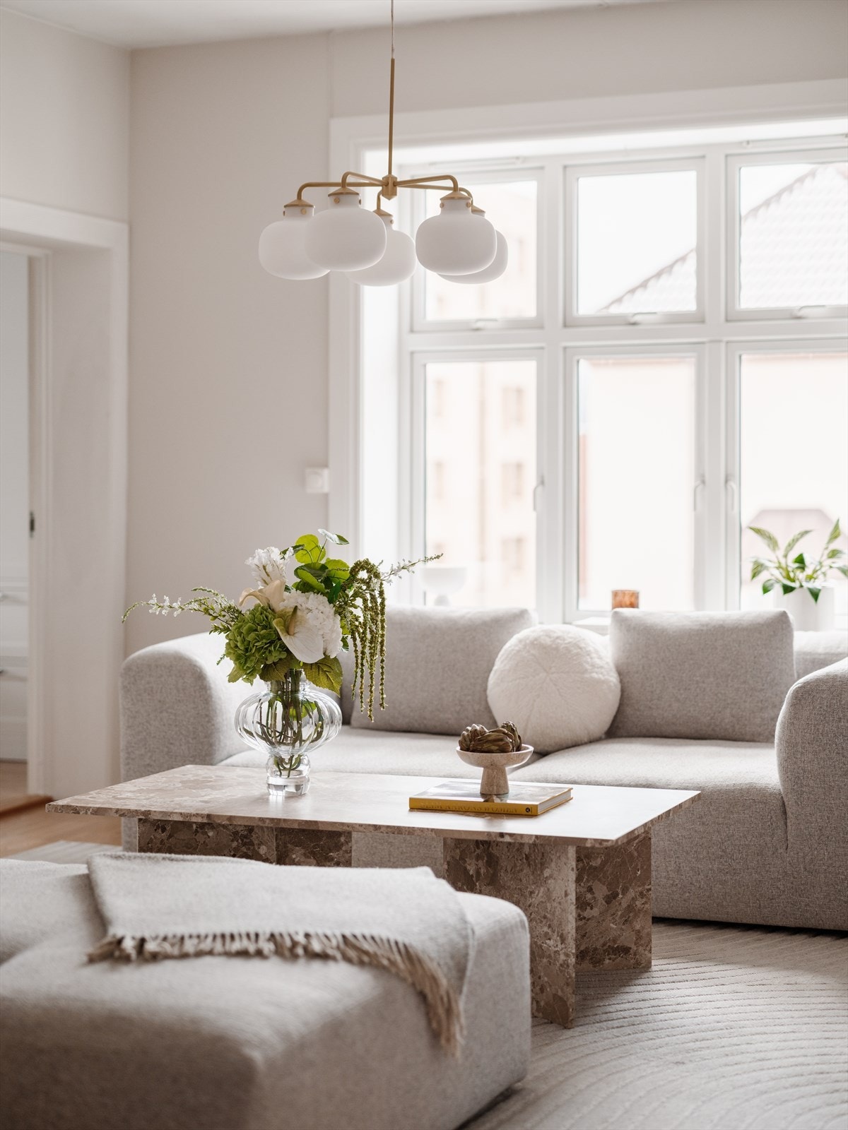 Store vindusflater gir et herlig uttrykk til hele rommet Galleribilde