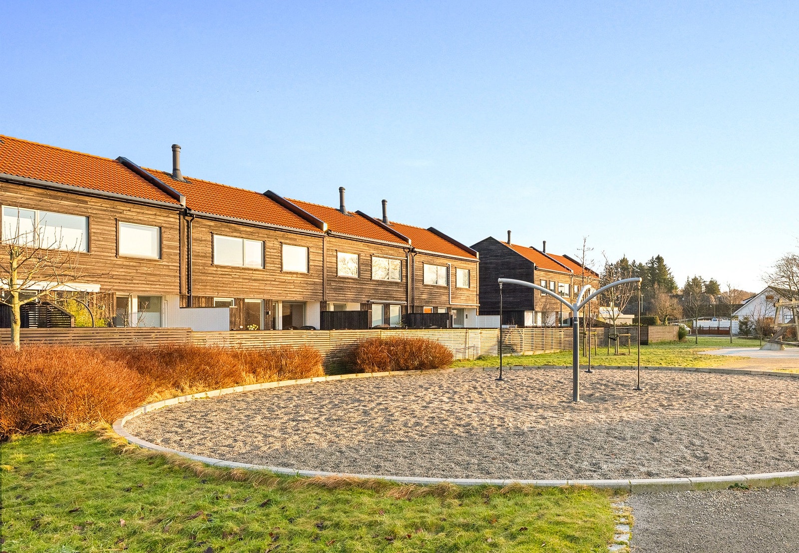 Rett utenfor boligen ligger et stort, felles lekeområde med blant annet husker og lekestativ. Det finnes også lekeplasser i begge ender av feltet. Galleribilde