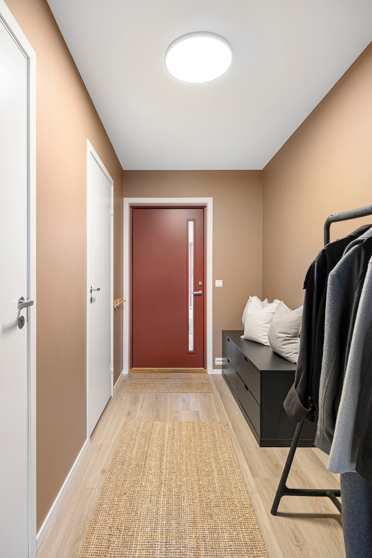 Boligen har en romslig og innbydende entré som gir et svært godt førsteinntrykk. Galleribilde