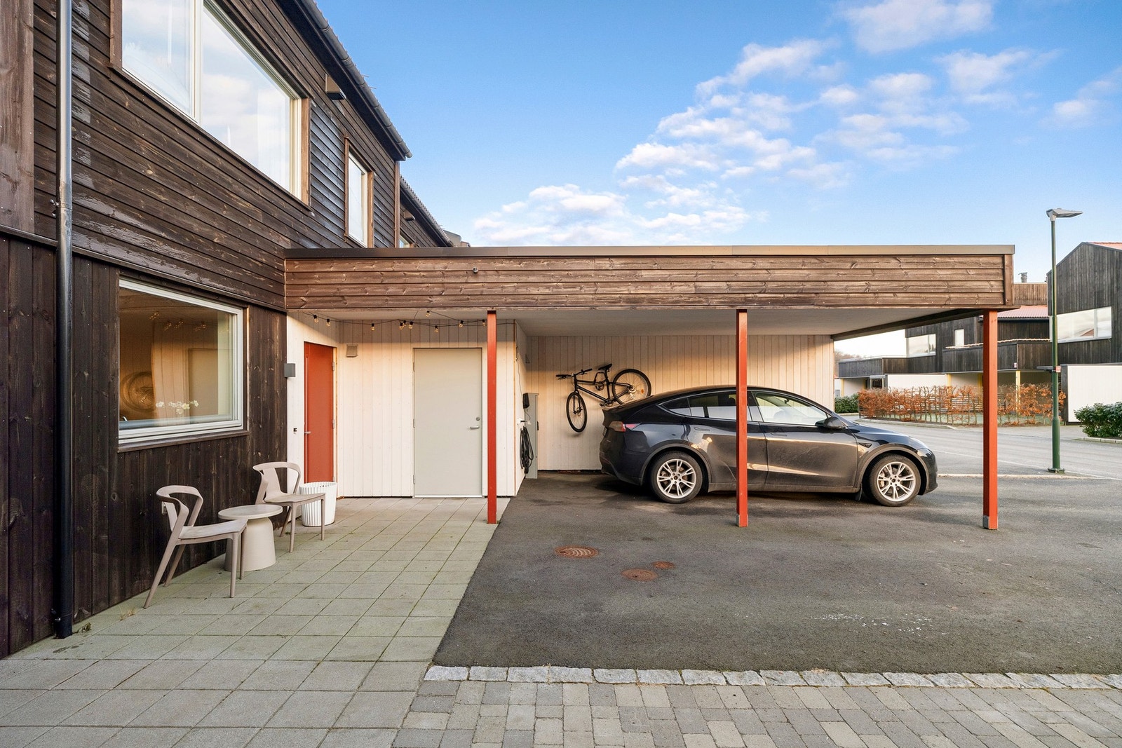 Boligen har gode parkeringsforhold på egen eiendom, med carport samt ytterligere oppstillingsplasser på gårdsrommet. Galleribilde