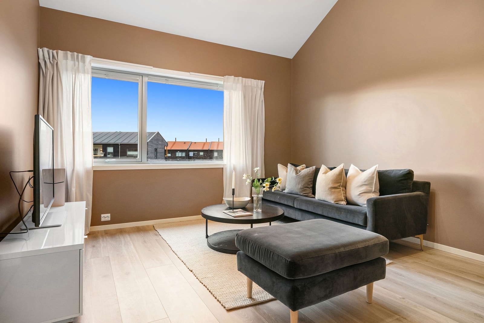 Rommet egner seg ypperlig som TV-stue, lekerom, hjemmekontor eller ungdomsavdeling. Galleribilde