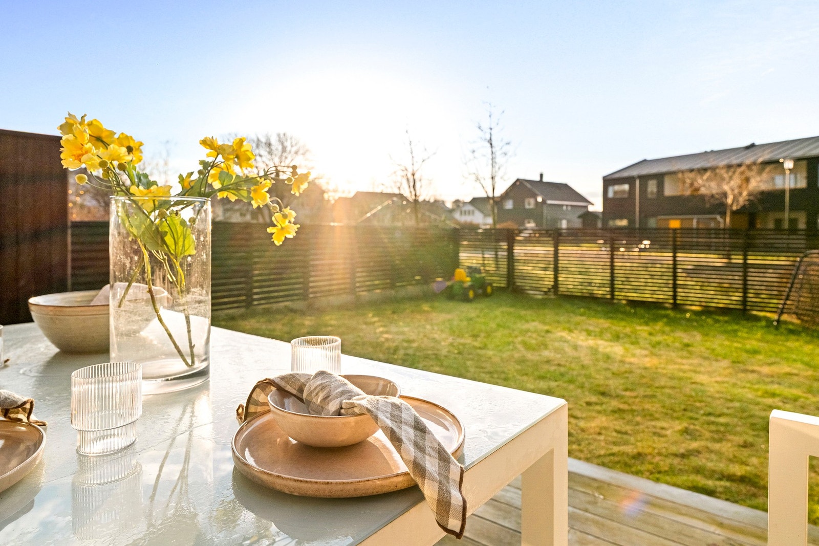 Eiendommen har en solrik og skjermet uteplass med terrasse og hage. Her er det gode solforhold fra ca. kl. 12 og helt til kvelden sommerstid. Galleribilde