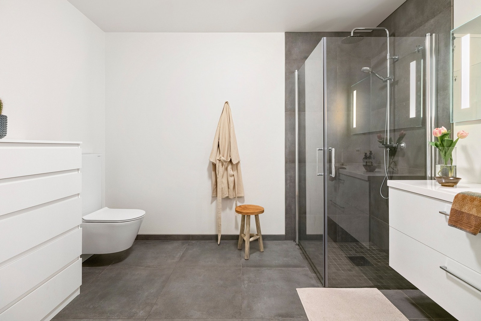 Boligens andre bad holder tilsvarende god standard som det i 1. etasje og fremstår som lyst, moderne og velholdt. Galleribilde