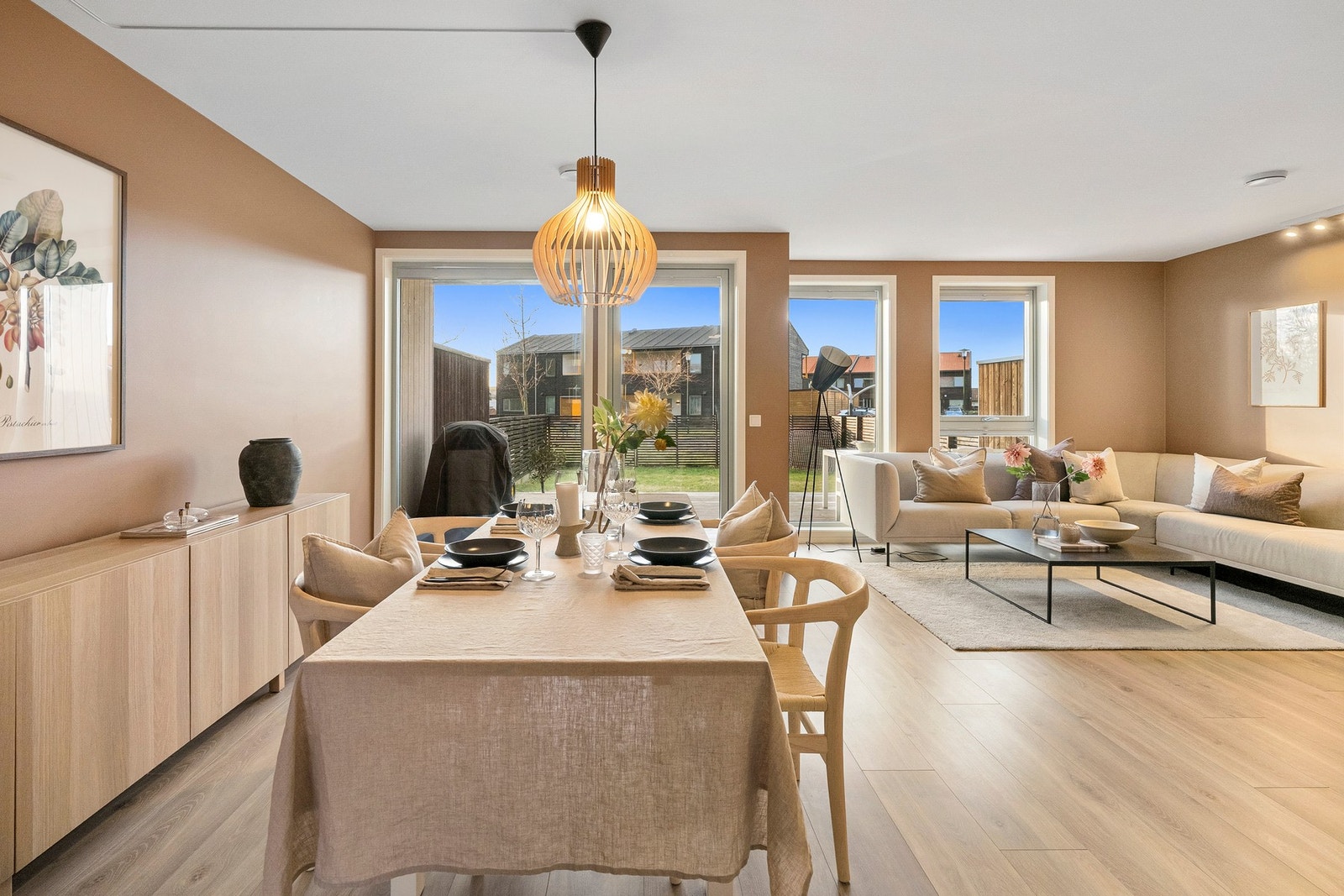 Stuen er romslig og lys, med store vindusflater som slipper inn rikelig med naturlig dagslys. Galleribilde