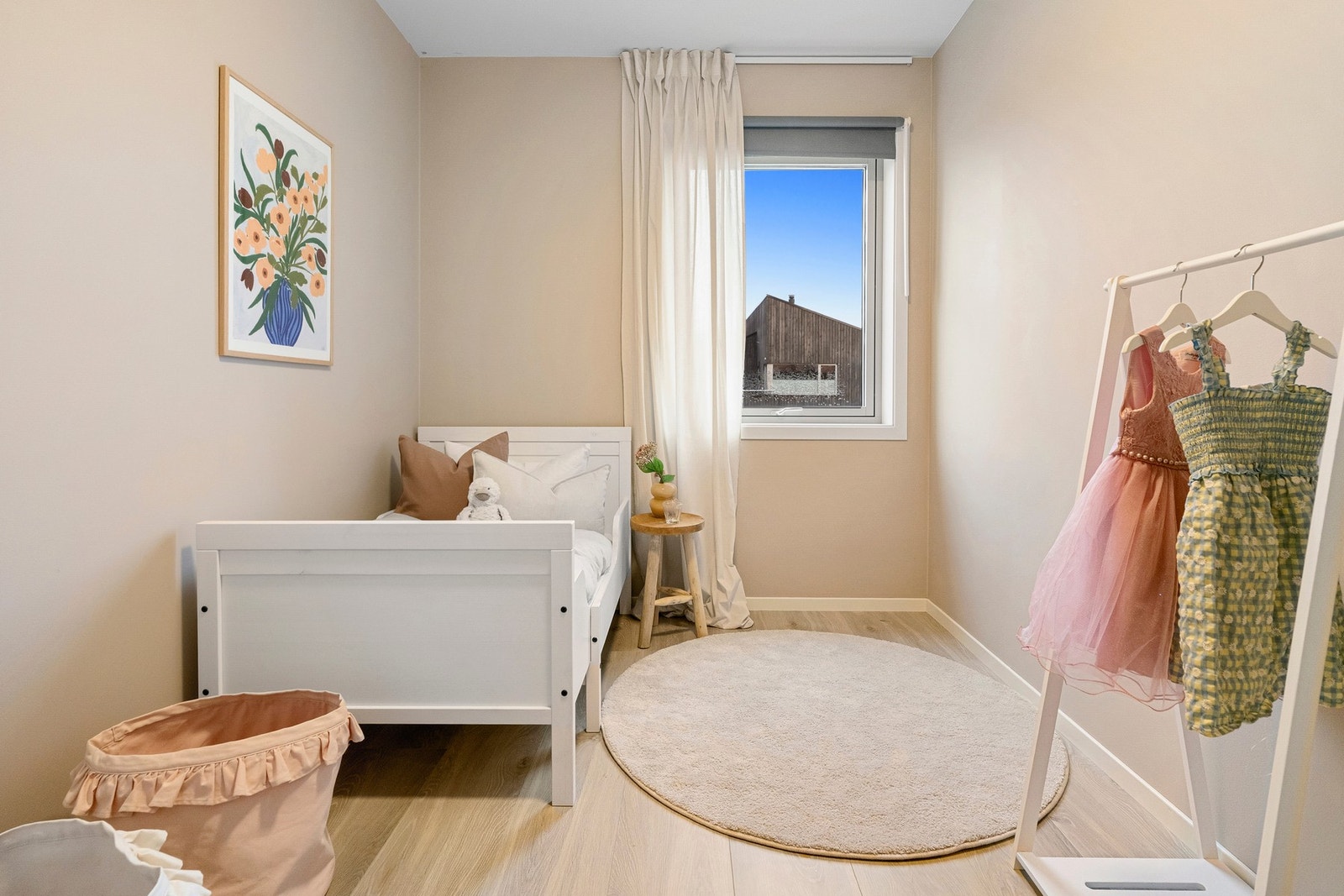 Alle rom har lyse overflater og gode vindusflater som bidrar til et trivelig inneklima. Galleribilde