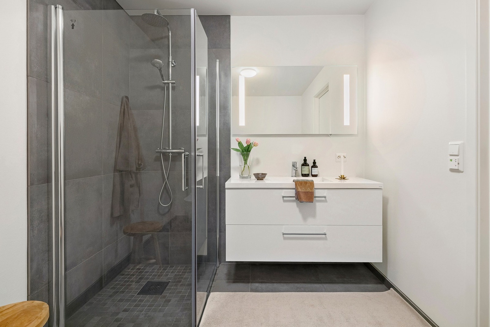 Også her er det flislagte overflater, gulvvarme og gjennomtenkte løsninger som gir god komfort. Galleribilde