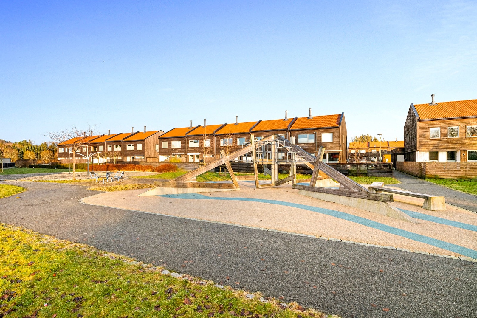 Området er svært barnevennlig og oversiktlig, og gaten er lite trafikkert. Galleribilde