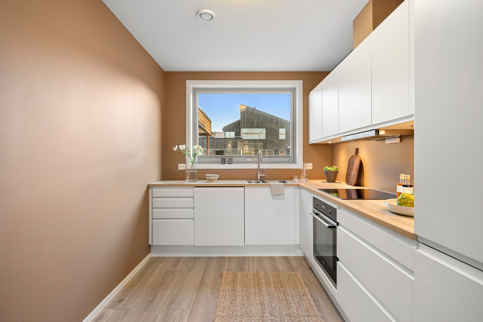 Kjøkkenet er fra Aubo og fremstår moderne, stilrent og svært funksjonelt, med gjennomtenkte løsninger og god skap- og benkeplass. Galleribilde