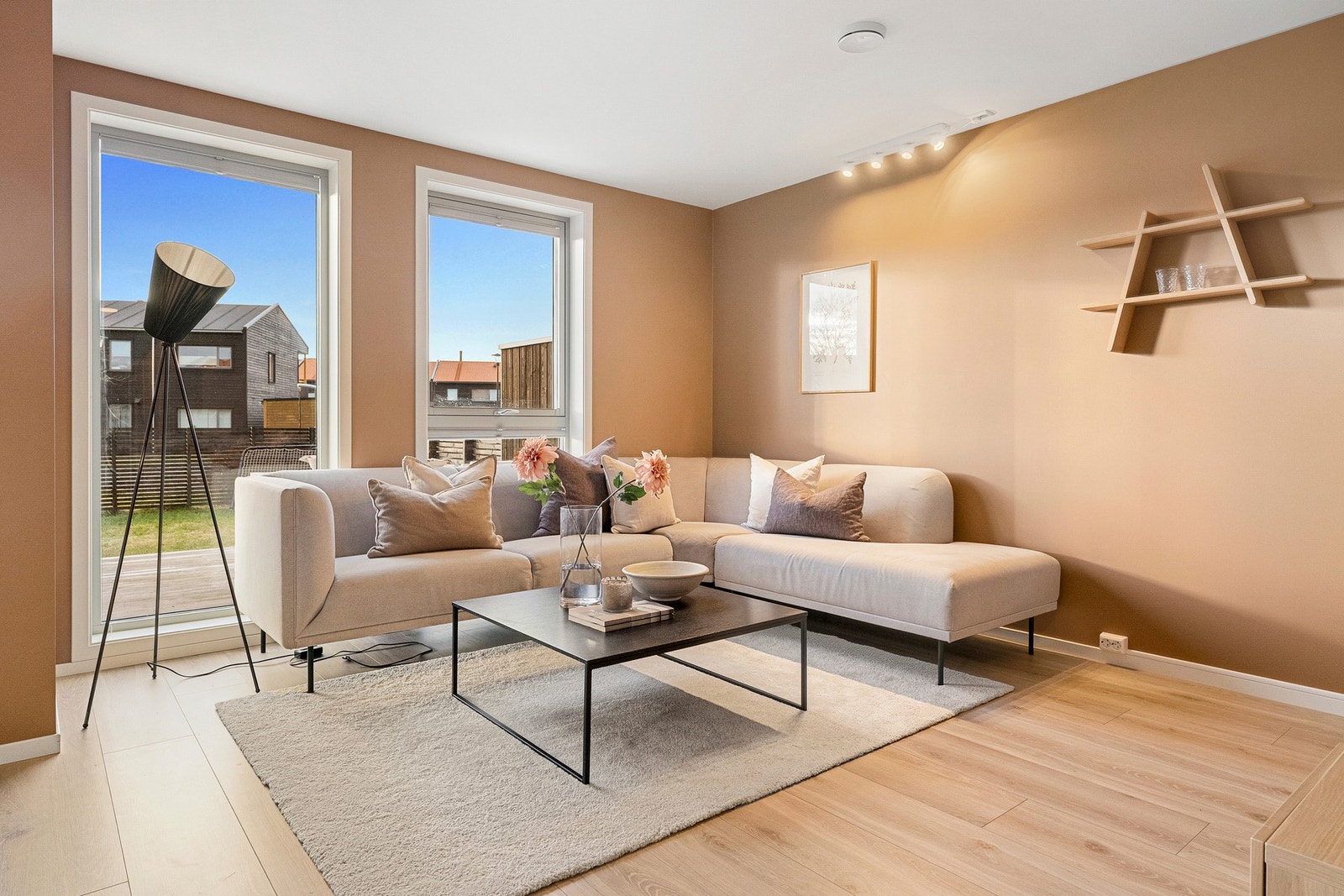 Stuen har en behagelig atmosfære med lune fargetoner og gode lysforhold, og fungerer som boligens naturlige samlingspunkt. Galleribilde