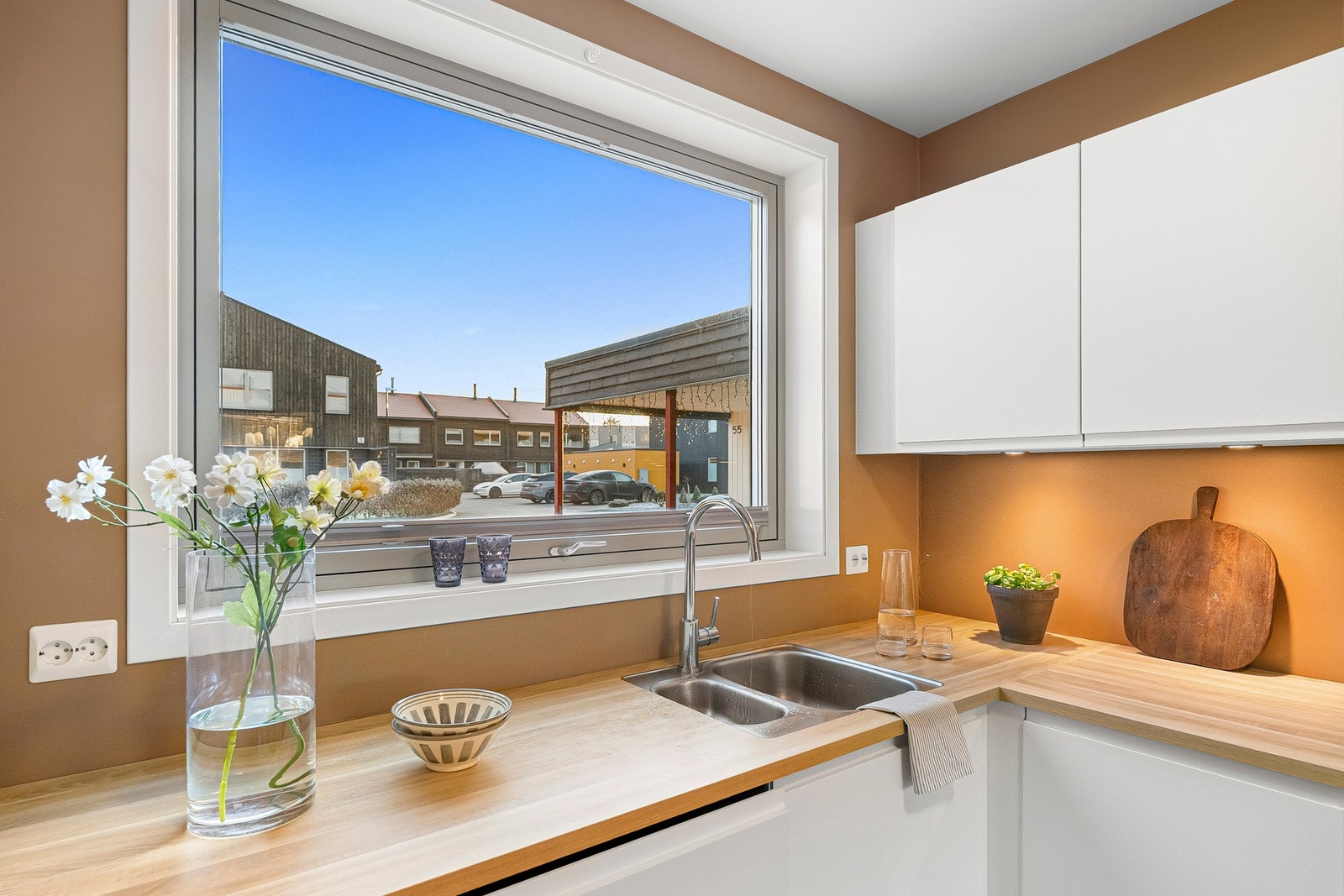 God arbeidsplass, gode lysforhold og effektiv planløsning gjør dette til et kjøkken som inviterer til både matglede og samvær. Galleribilde