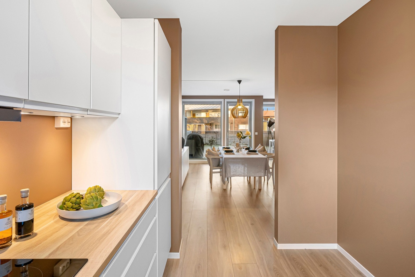 Kjøkkenet er praktisk plassert i tilknytning til spiseplass og stue, noe som gjør rommet sosialt og velegnet både til hverdagsmåltider og selskap. Galleribilde