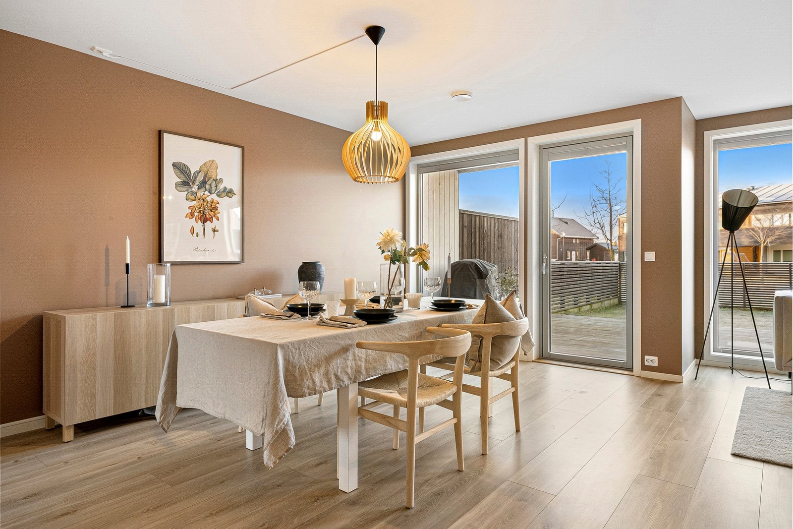 Her er det direkte utgang til terrasse og hage, noe som gir en sømløs overgang mellom inne- og utearealer og forlenger oppholdsrommet i sommerhalvåret. Galleribilde