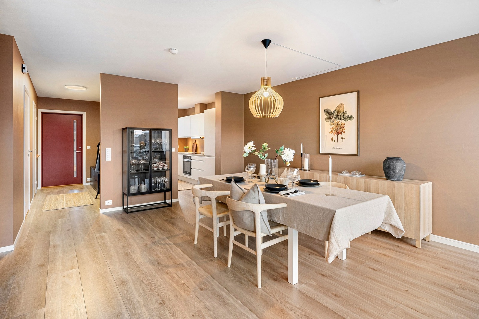 Den åpne og luftige romfølelsen gir god plass til både sofagruppe og spisebord, og gjør rommet fleksibelt å innrede etter behov. Galleribilde