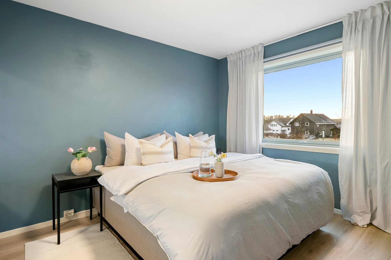 Hovedsoverommet har plass til dobbeltseng og garderobeløsninger, og fremstår som et rolig og behagelig rom med gode lysforhold. Galleribilde