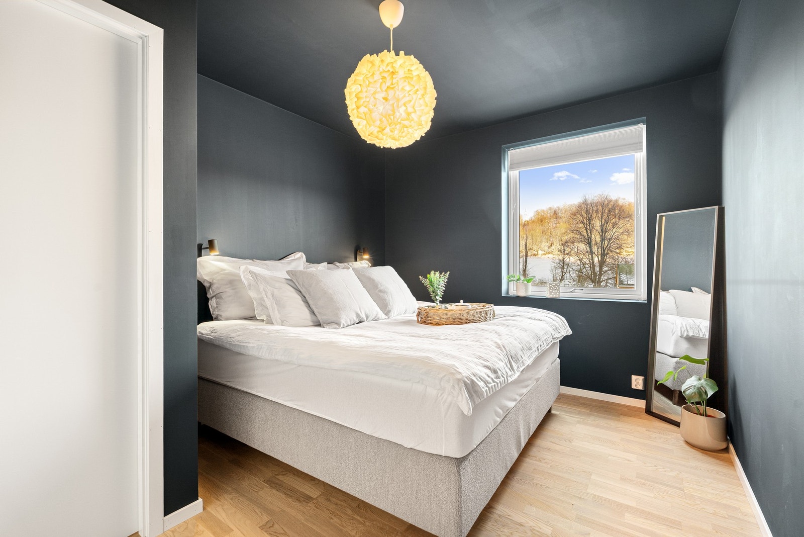 De store vindusflatene i leiligheten bidrar til mye naturlig lysinnslipp. Galleribilde