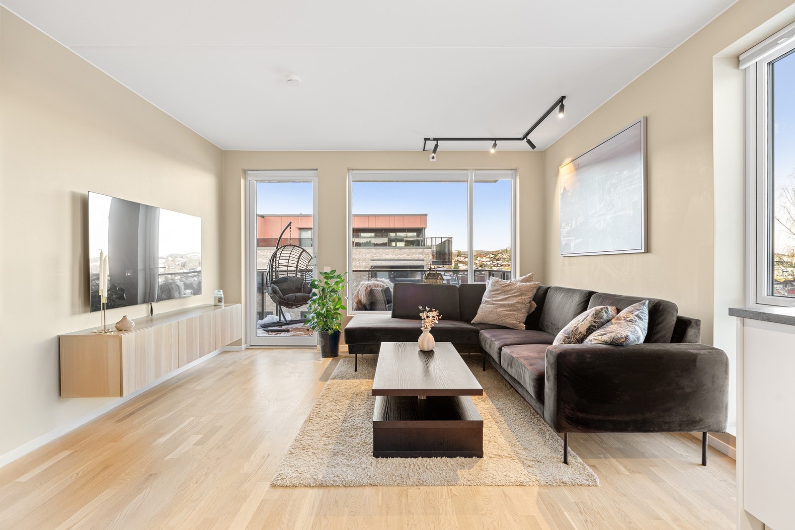 Leiligheten som er oppført i 2023 fremstår som innbydende og i bra stand. Galleribilde