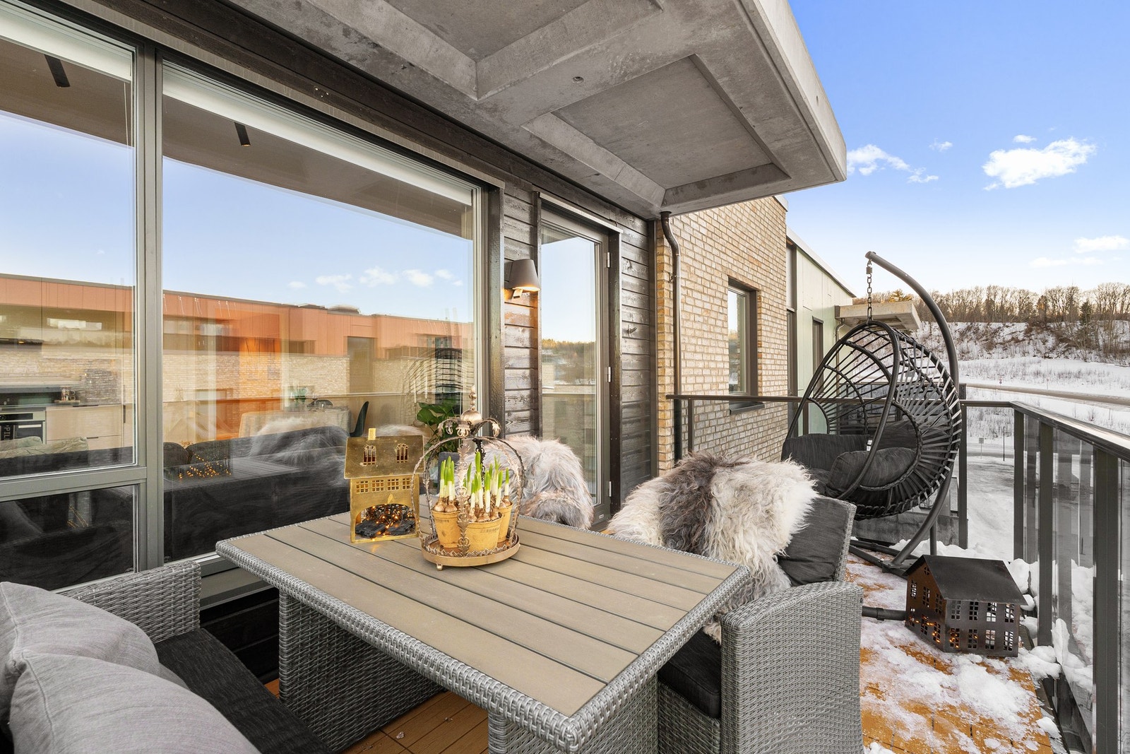 Her har man godt med plass til ønsket utemøblement. Galleribilde